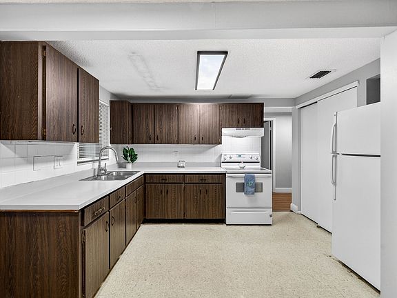 5th image of 11025 Tyler Dr