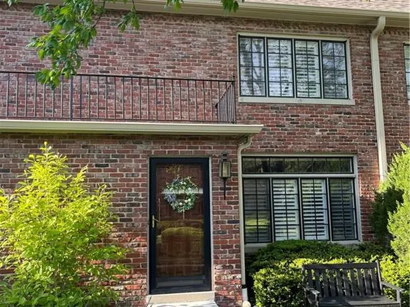 8353 Somerset Dr, Prairie Village, KS 66207