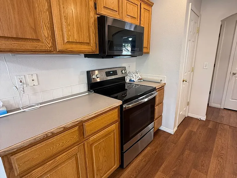 1033 W Pennwood St — Photo 3