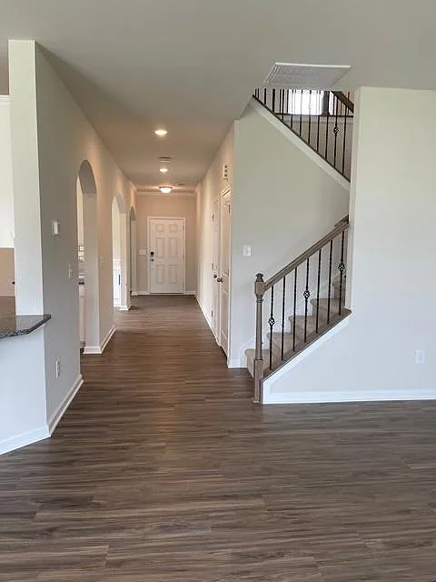 5 bed, 4.5 bath, 3300 sqft, $3,600 — Photo 4