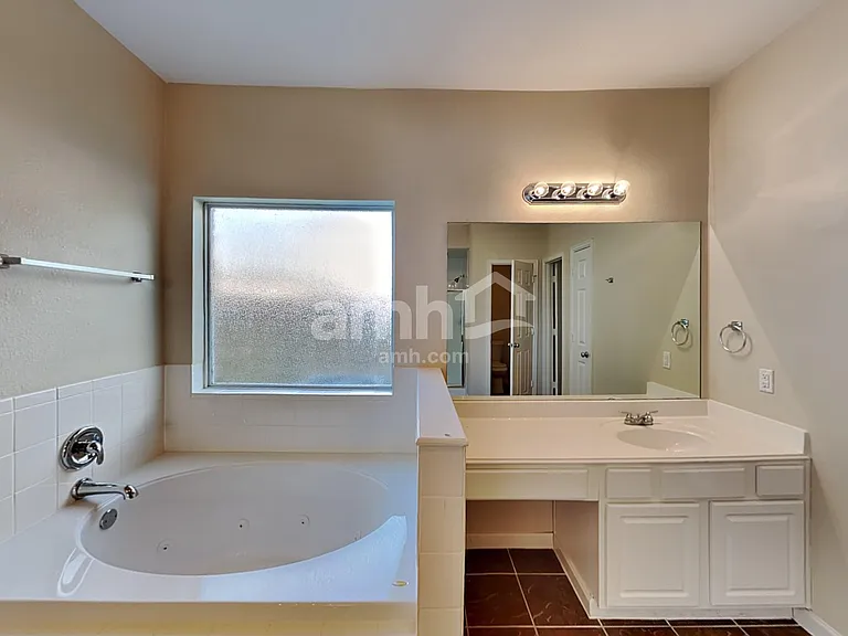501 Falcon Lake Dr — Photo 12
