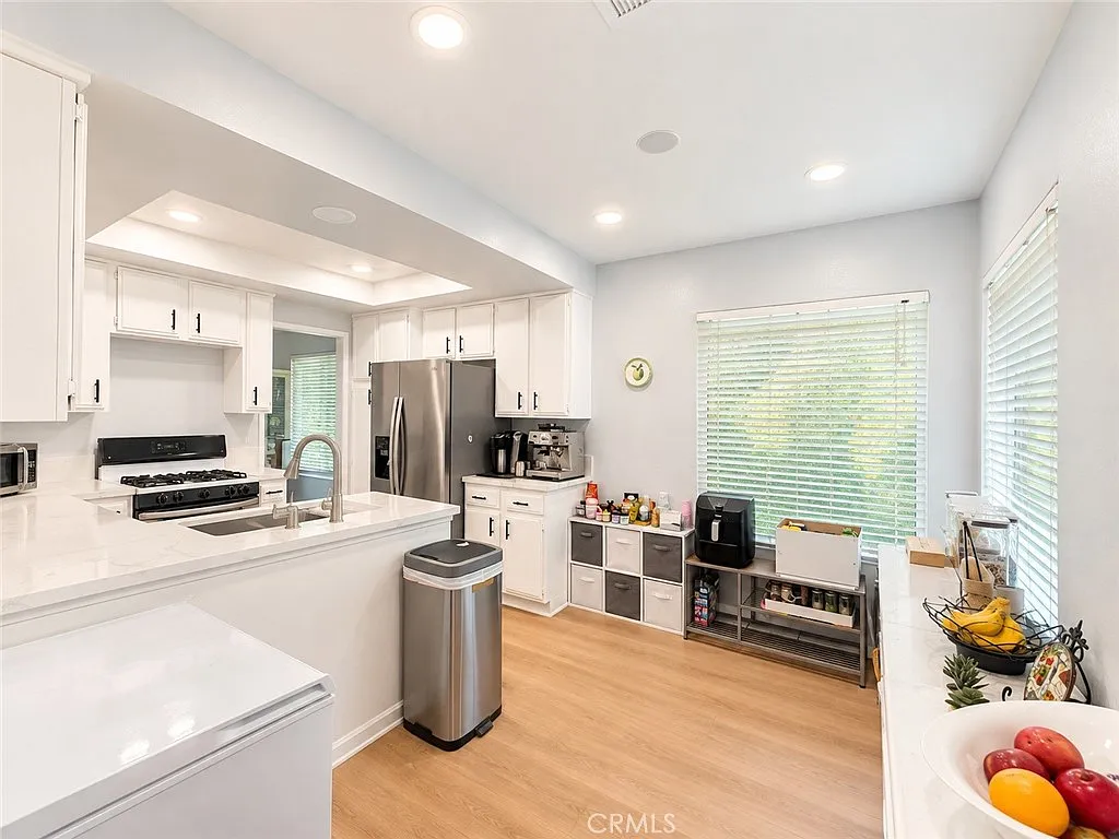 3 bed, 2.5 bath, 1856 sqft, $3,950 — Photo 4