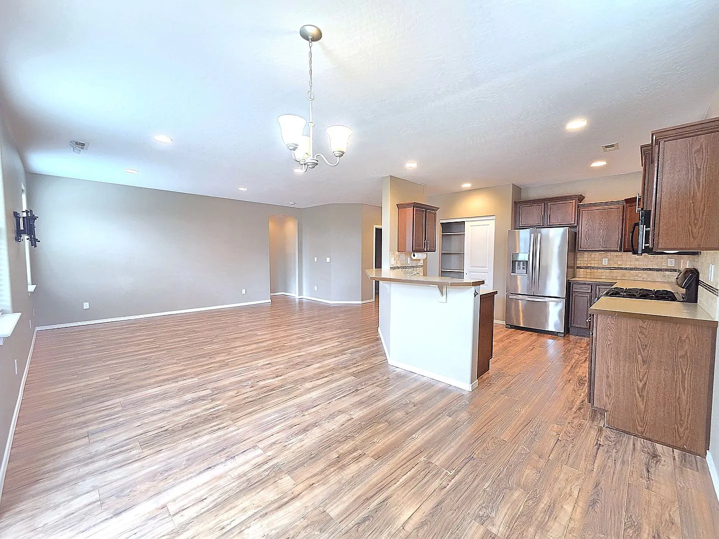 $2,300 - 3 Bed / 2 Bath Beautiful Single Level Home in Airway Heights — Photo 2