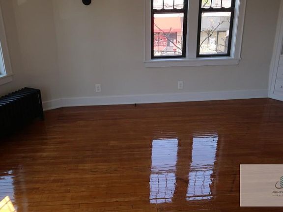 5th image of 5037 W Montrose Ave