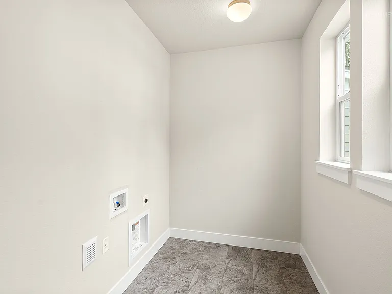 11678 NW Kearney St — Photo 28