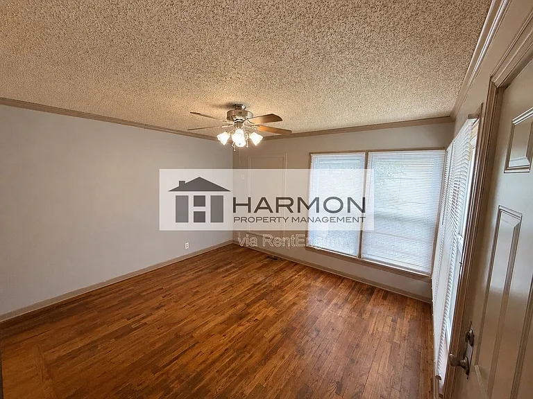 2232 S Greenwood Ave — Photo 2