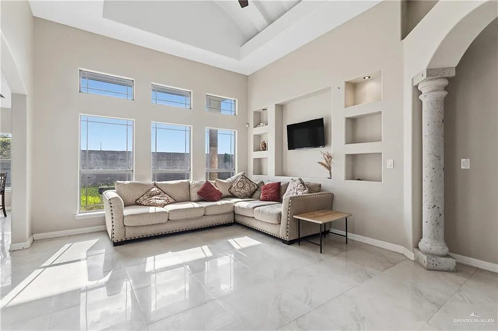 3 bed, 2.0 bath, 1916 sqft, $2,000 — Photo 2