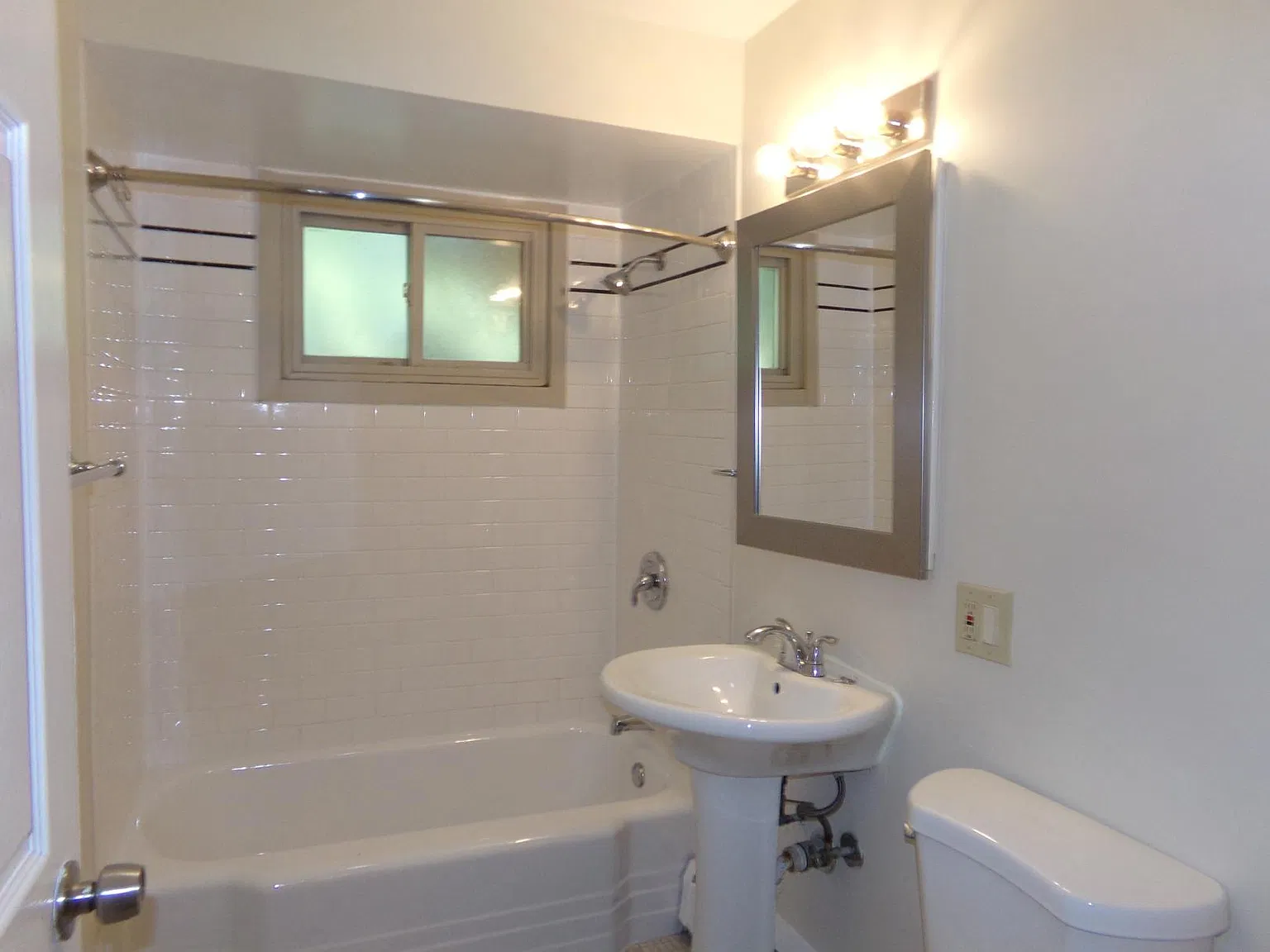 810 Seward St — Photo 3