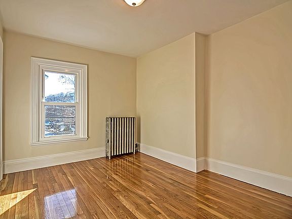 5th image of 327 Copeland St