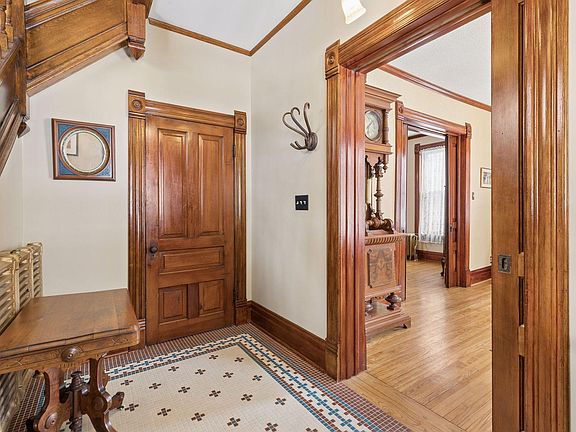 4th image of 910 W 4th St