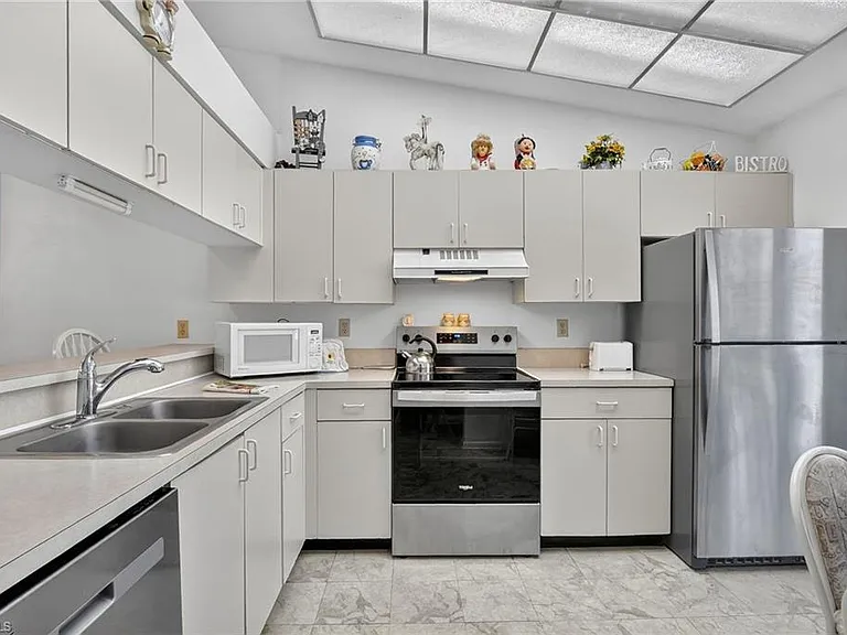 4210 Looking Glass Ln #4210 — Photo 11