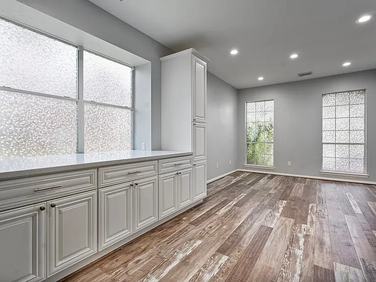 421 Livingstone Ln — Photo 22