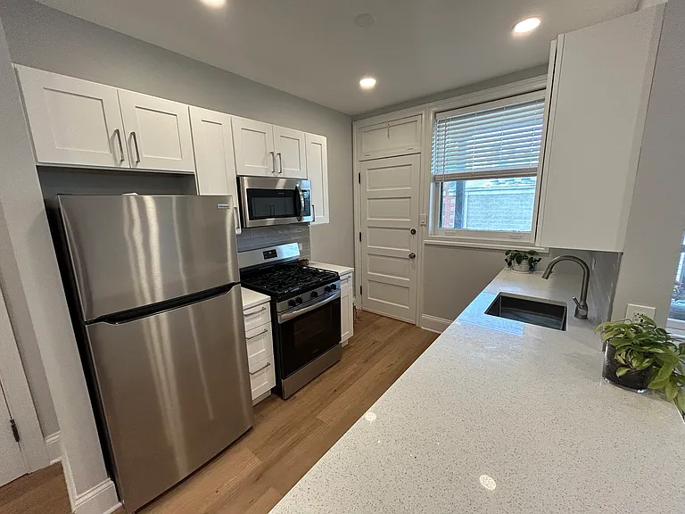 1303 W Roscoe St #2 — Photo 3