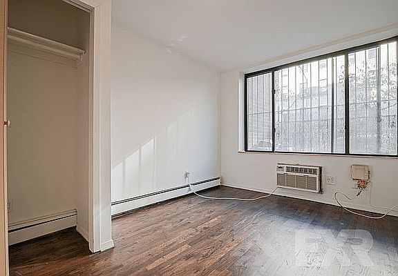 5th image of 530 W 47th St #1H