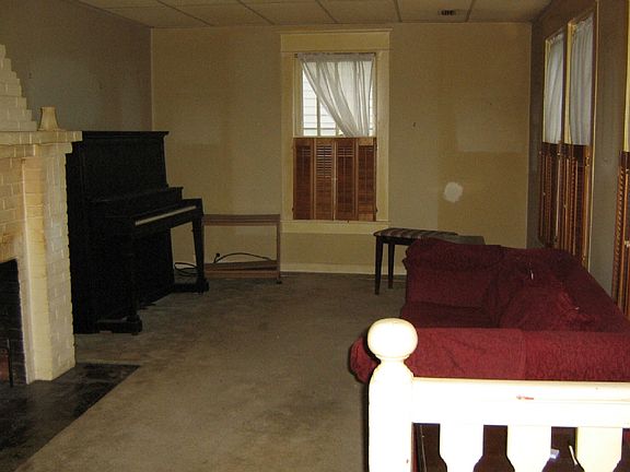 4th image of 121 E Union St