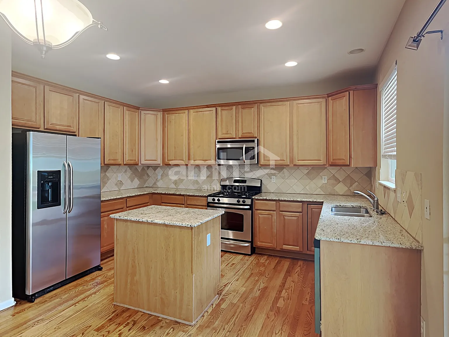 4 bed, 2.5 bath, 2477 sqft, $3,300 — Photo 3