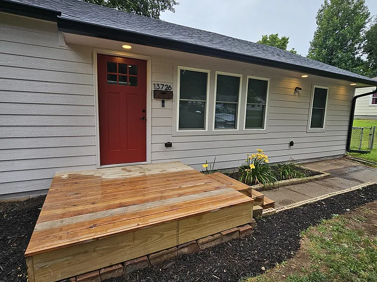 13726 Cypress Ave — Photo 2
