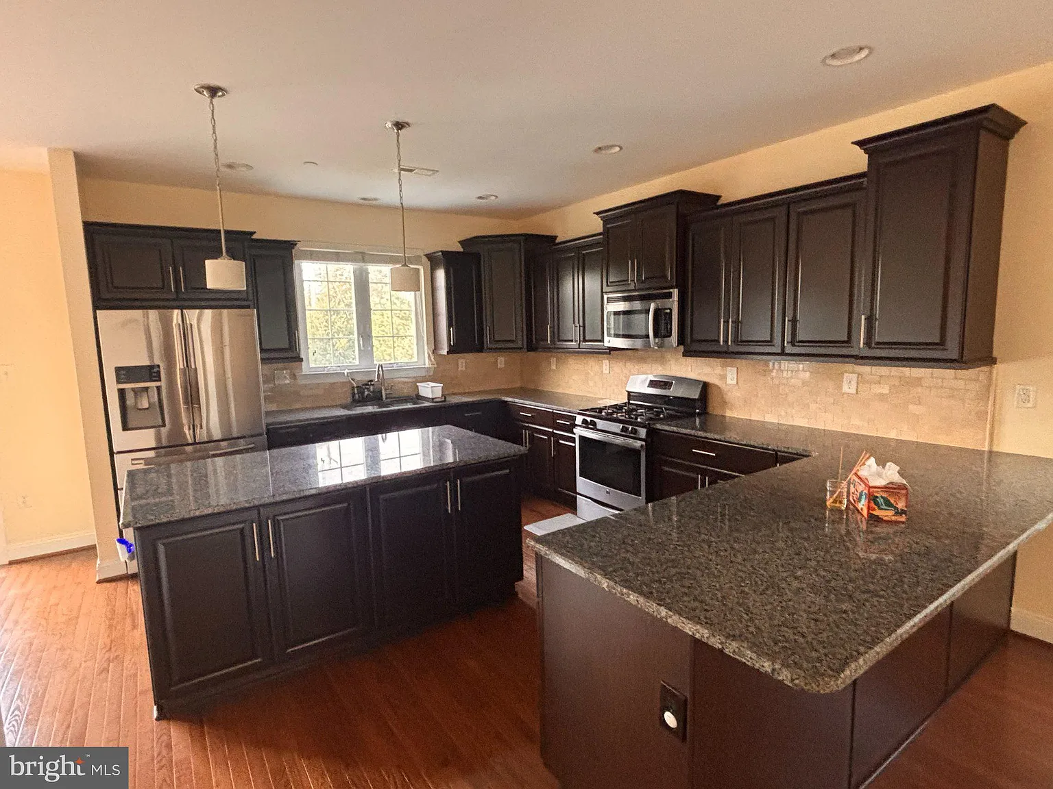 3 bed, 2.5 bath, 2736 sqft, $3,300 — Photo 4