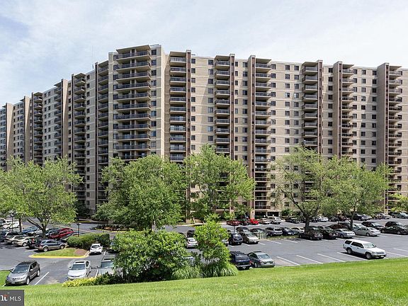 2nd image of 307 Yoakum Pkwy APT 1521