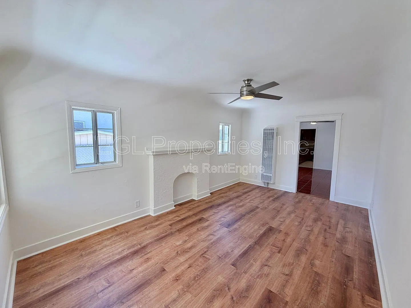 3 bed, 2.0 bath, 1080 sqft, $3,995 — Photo 2