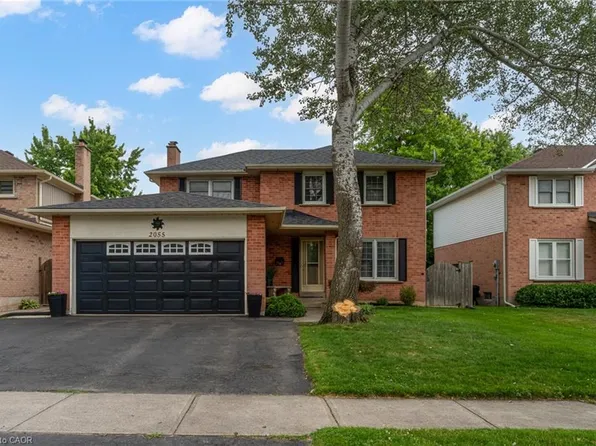 2055 Hunters Wood Dr, Burlington, ON L7M 2T9