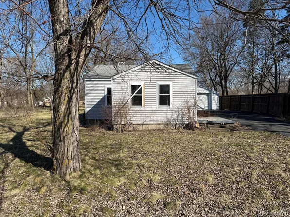 1038 W Pine Ave, Mount Morris, MI 48458