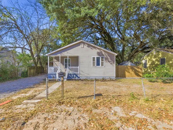 2762 E Surrey Dr, North Charleston, SC 29405