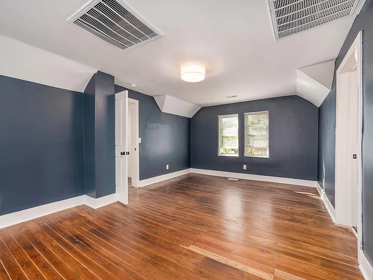 2828 Summit St — Photo 12