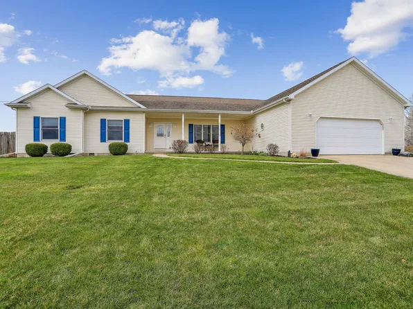 1020 N Possum Trl, Villa Grove, IL 61956