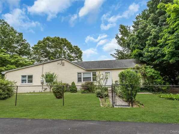 26 Woodland Street, Ronkonkoma, NY 11779