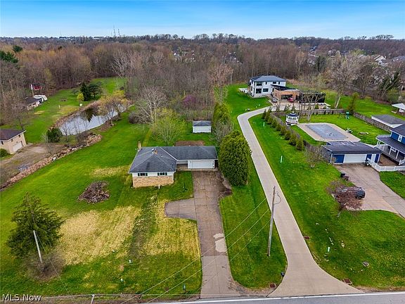 3rd image of 19156 Howe Rd