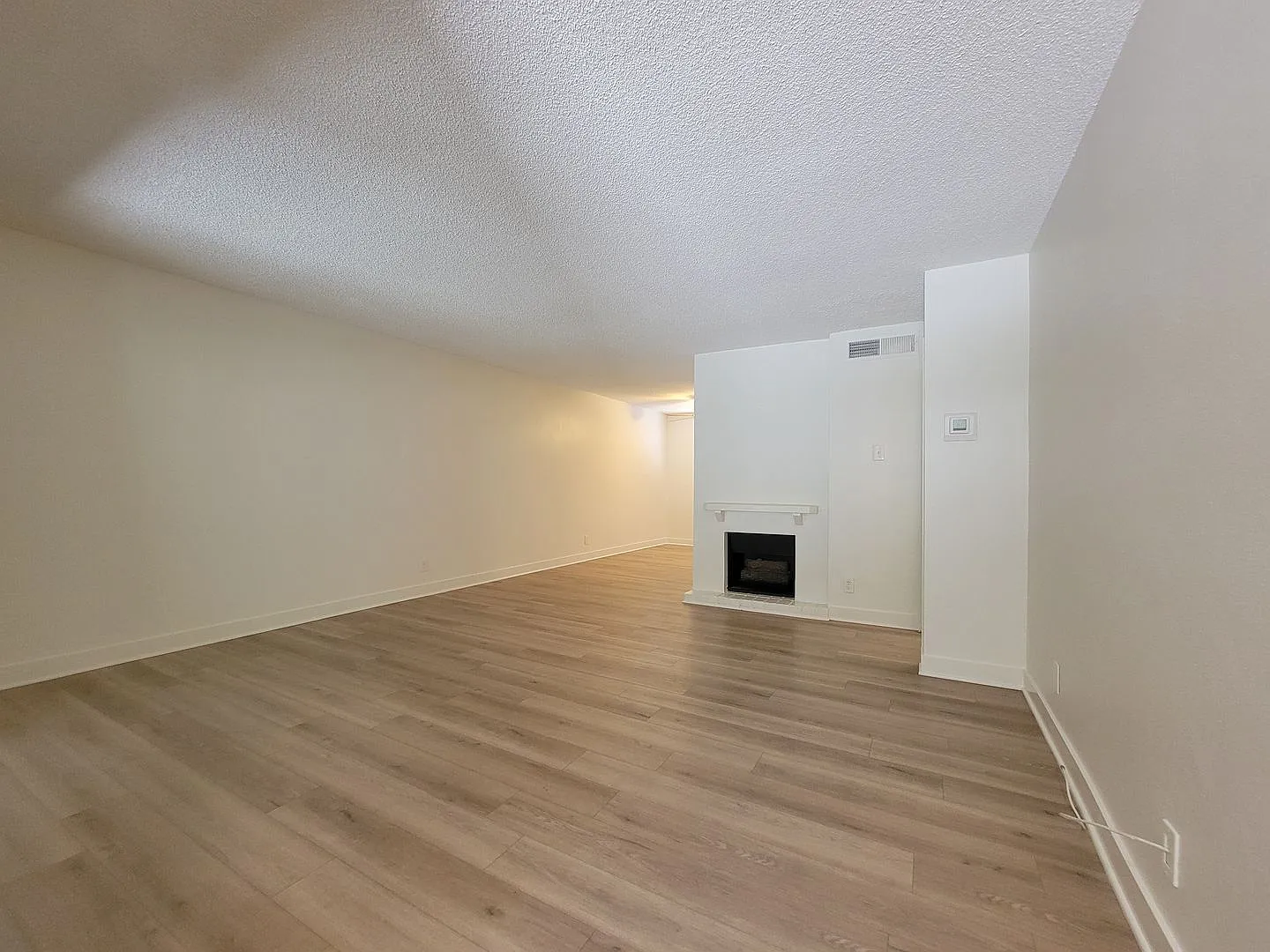 Beautiful 2 Bedroom, 2.5 Bath Home in Burbank, CA! — Photo 4