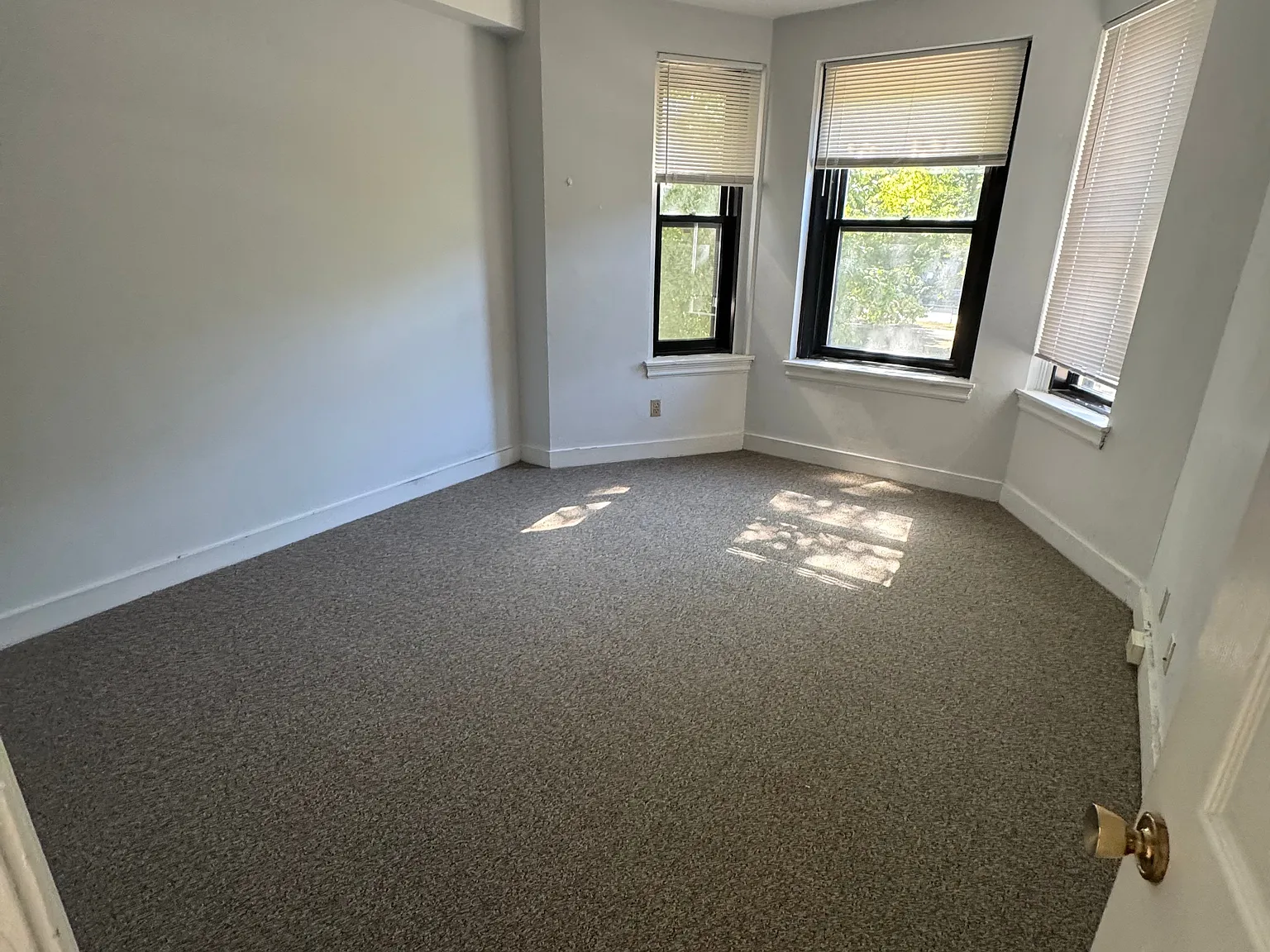 2 bed, 865 sqft, $3,600 — Photo 2