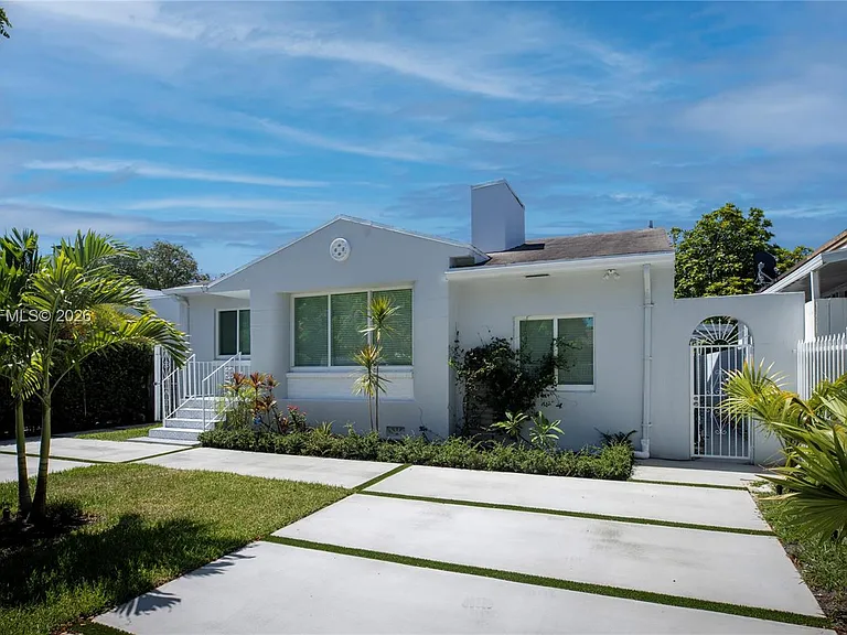 1950 SW 13th St — Photo 1