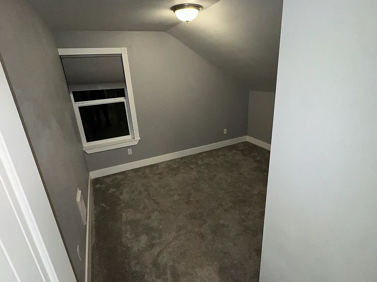 923 Military Rd E — Photo 10