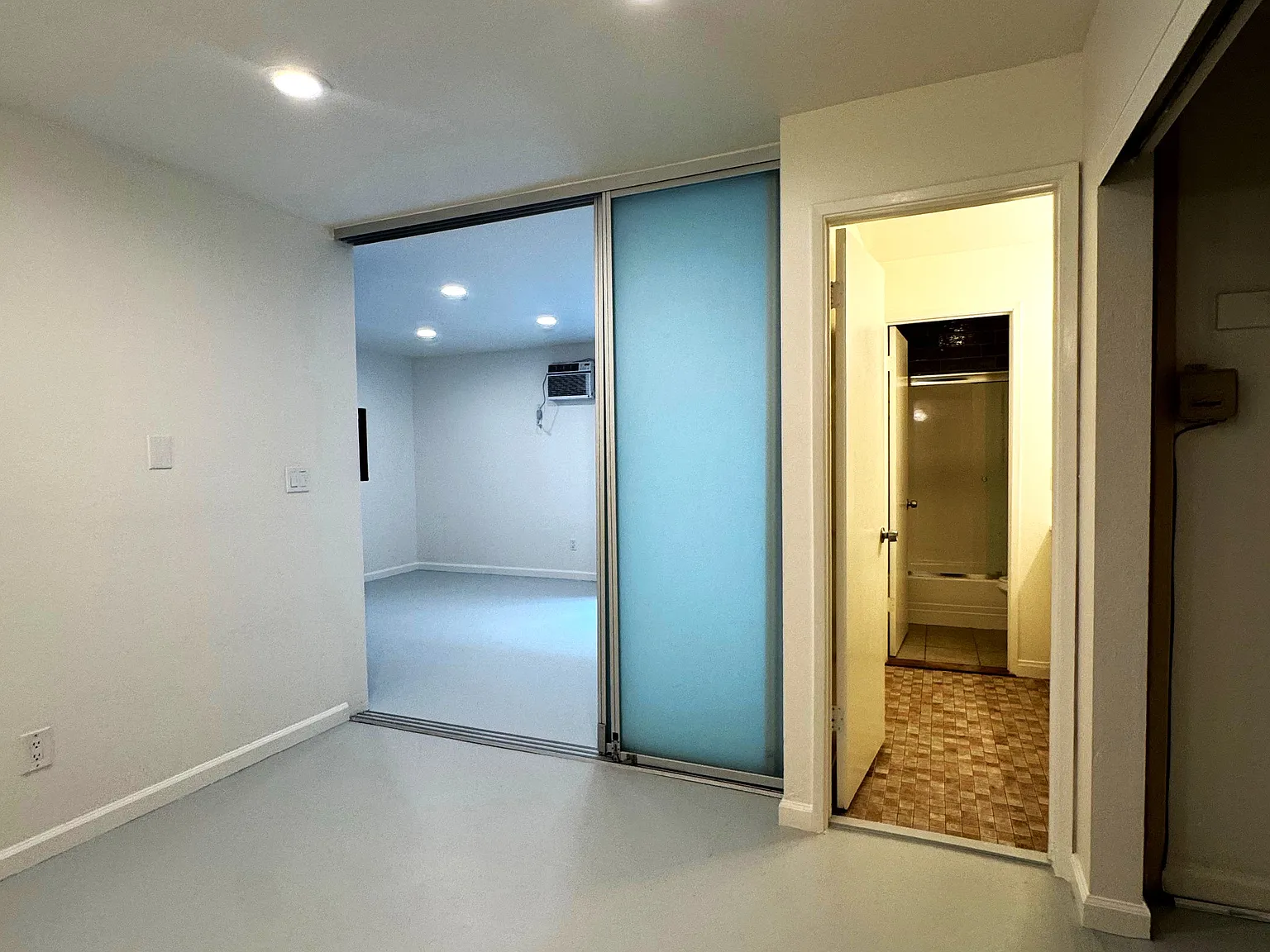 1 bed, 550 sqft, $2,562 — Photo 4