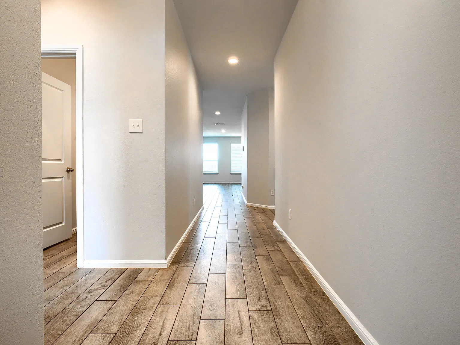4 bed, 1587 sqft, $2,299 — Photo 2