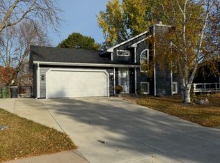 331 Oakwood Dr, Shoreview, MN 55126