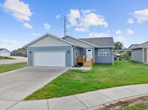 1308 Hilltop Cir, Belle Fourche, SD 57717