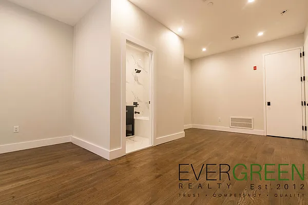 Rented by Evergreen Apartments BK | media 4