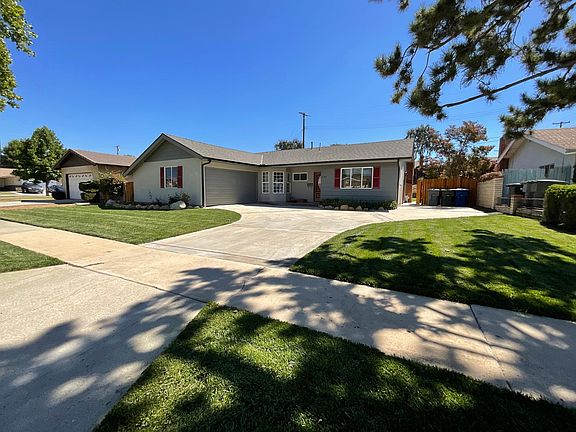 Fully view of the house and side yard