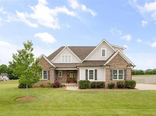 111 Wellington Ct, Advance, NC 27006