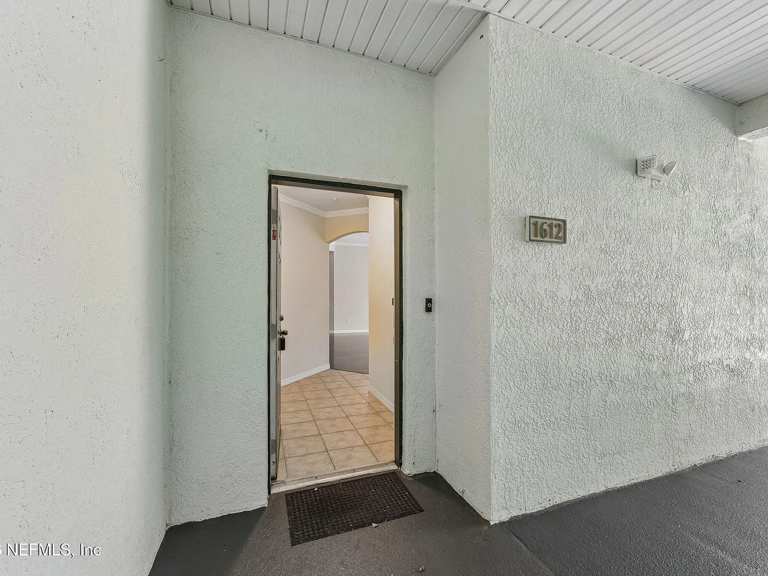 4 bed, 2.0 bath, 1690 sqft, $1,900 — Photo 2