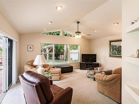 4th image of 2400 SW 26th Pl