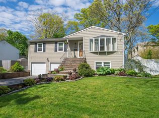 186 Tredwell Ave, Saint James, NY 11780