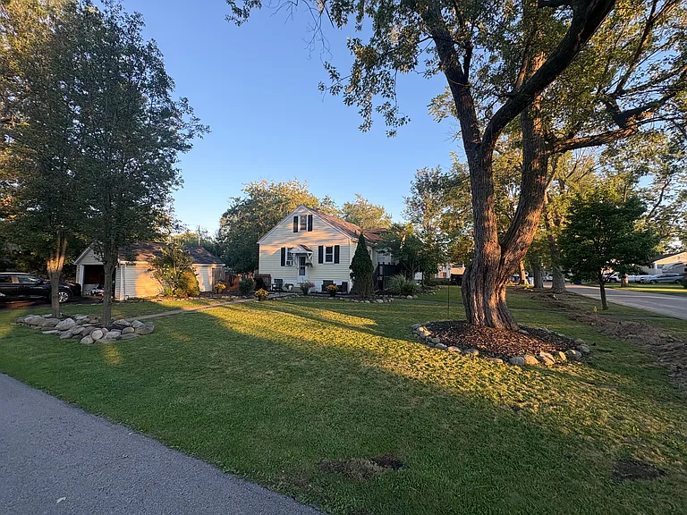 120 W Royal Pkwy — Photo 1