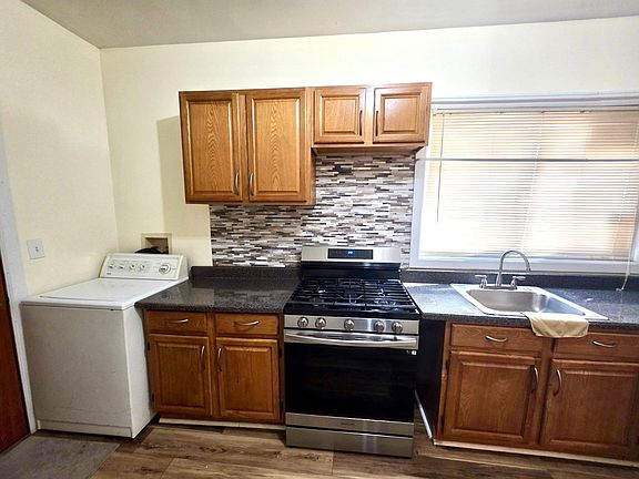 3rd image of 3107 Farragut Rd #1