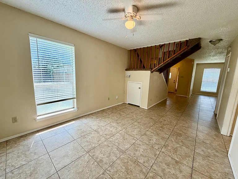 1301 Lovell Dr — Photo 5