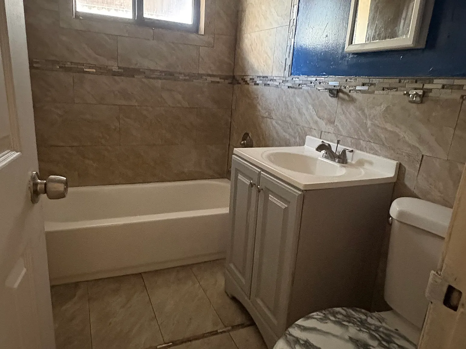 4 bed, 1888 sqft, $2,500 — Photo 2