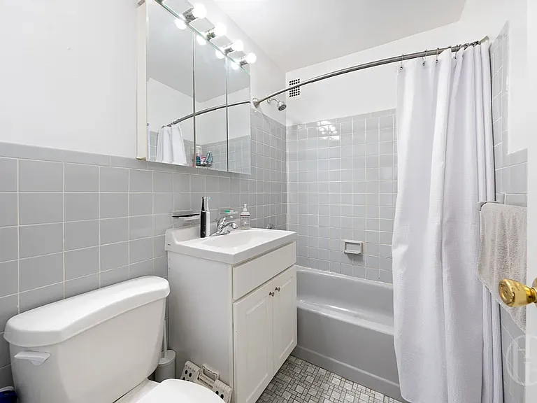 355 E 72nd St #15D — Photo 3